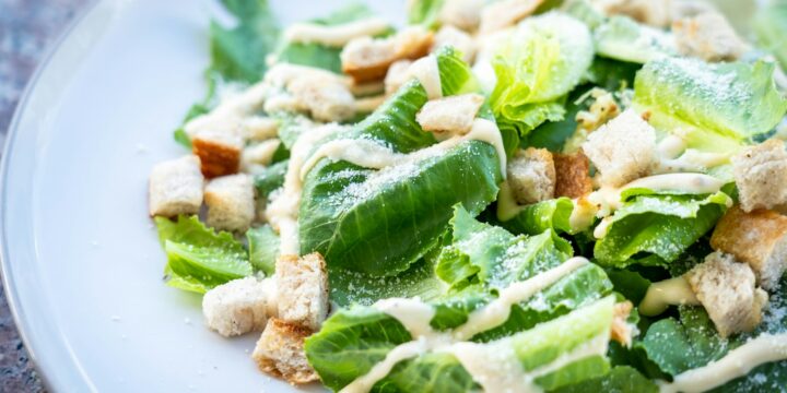 closed photography of vegetable salad with croutons in plate